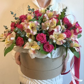 Шляпная коробка из кустовой розы - Фуксия