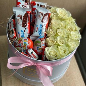 Подарочный набор с цветами и сладостями - Киндер Вайт