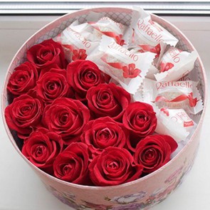 Коробка из красных роз и рафаэлло - Романтика
