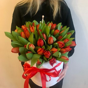 Шляпная коробка с красными тюльпанами