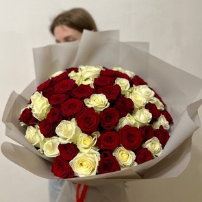 Букет 65 красно-белая роз