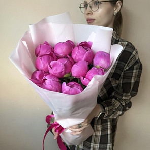 Букет ярких и ароматных пионов
