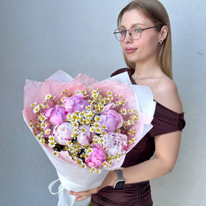 Ароматный букет пионов и ромашек
