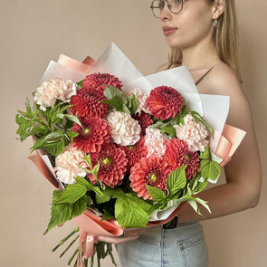 Яркие георгины с диантусами