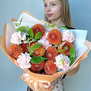 Яркие георгины с диантусами